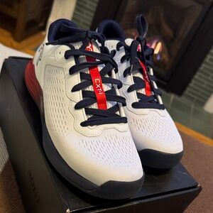 Men's White and Navy TYR Athletic Shoes
9M